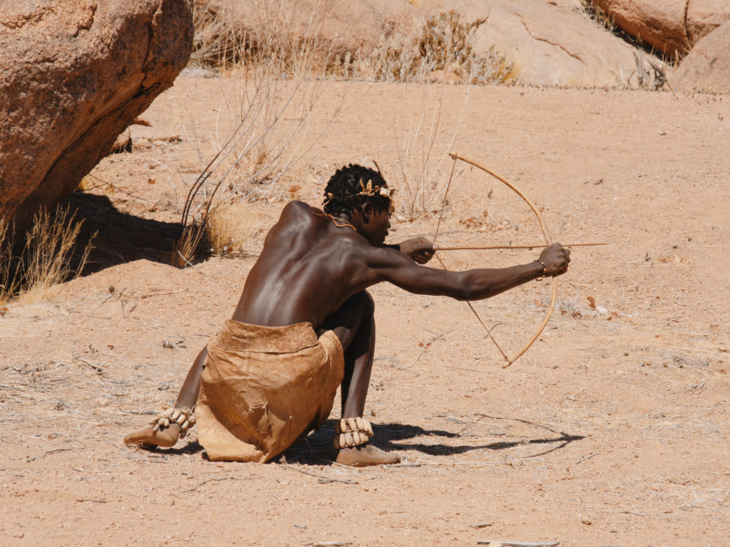 damara-diversidade-cultural-da-namibia-homem-com-arco